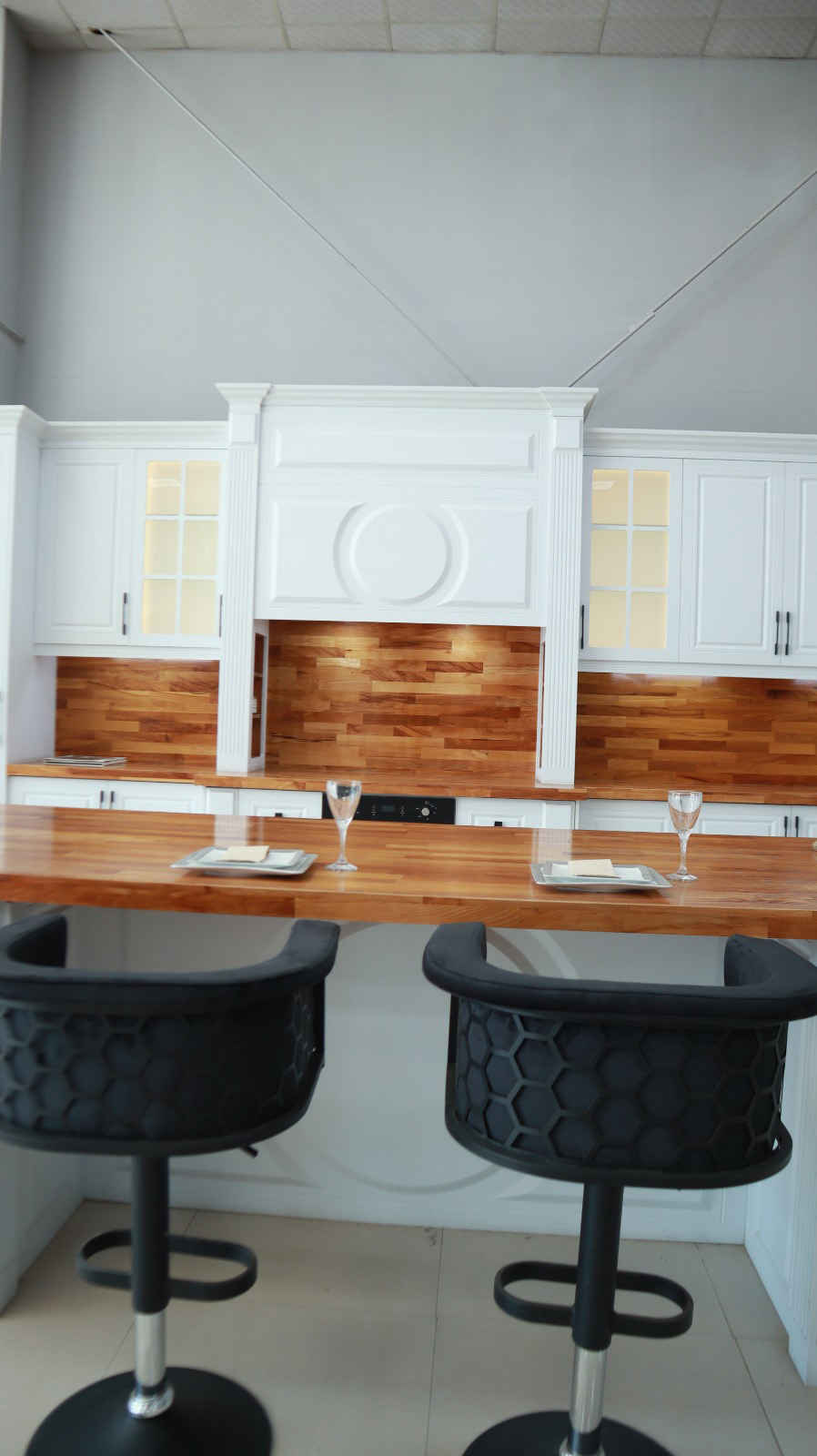 سبک: نئوکلاسیک | رنگ: سفید | محل اجرا: کرج کابینت افشار